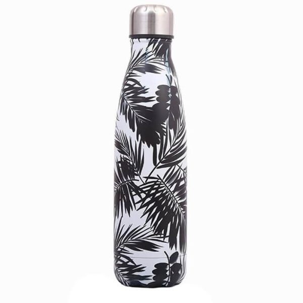 Bouteille sur table en bois