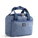 Lunch bag bleu en main