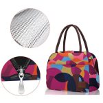 Sac repas multicolore à la main