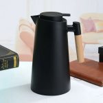Pichet à côté de tasses
