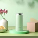 Gobelet sur une table de café