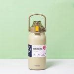 Café chaud dans thermos