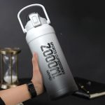 Thermos argenté avec poignée