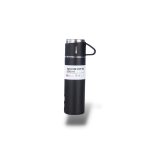 Thermos avec tasse sur table