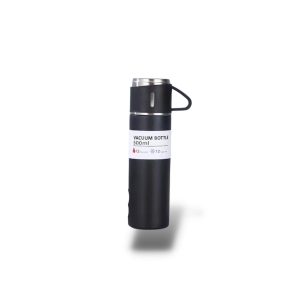 Thermos avec tasse sur table