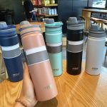 Thermos ouvert pour verser