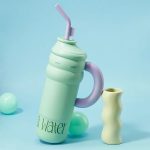 Thermos Café tenue à la main
