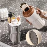 Thermos entre des mains