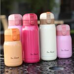Thermos dans une main en mouvement