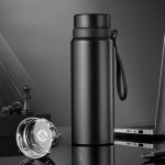 Thermos élégant sur table