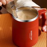 Thermos proche d'un repas